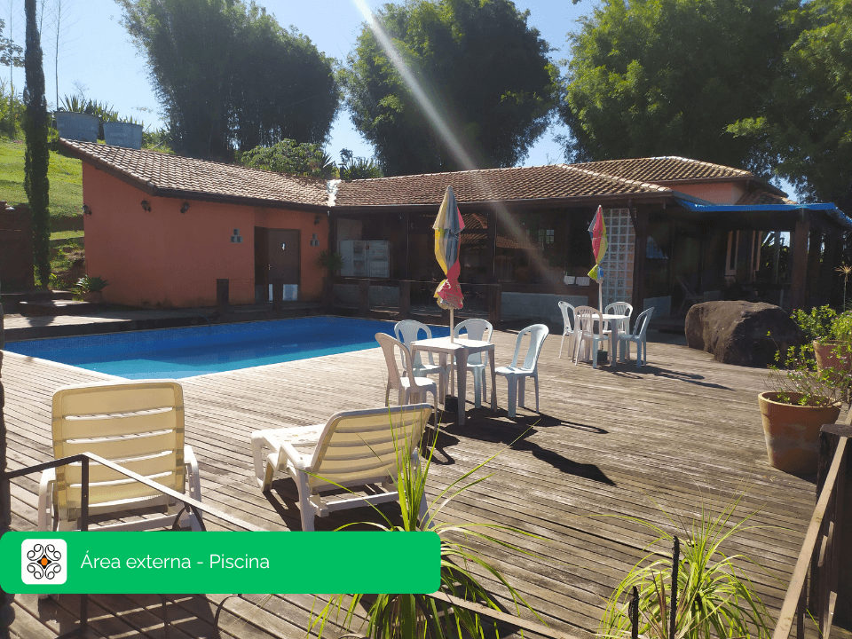Deck com espreguiçadeiras na piscina do Recanto Cravo e Canela, Itatiaia