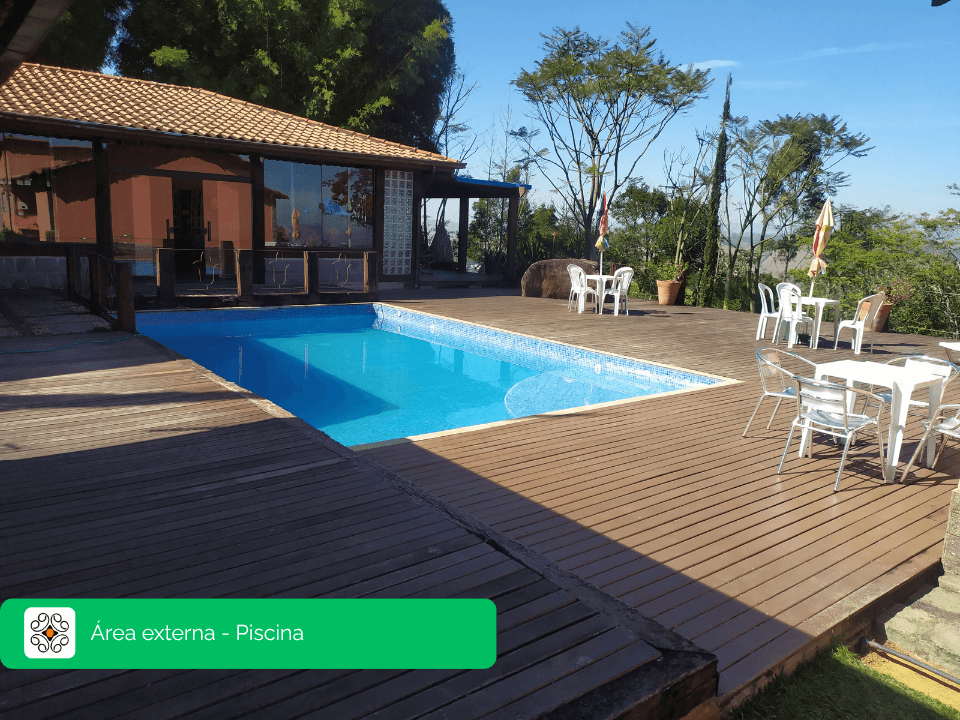 Piscina com deck de madeira e vista para a Serra da Mantiqueira no Recanto Cravo e Canela, Itatiaia