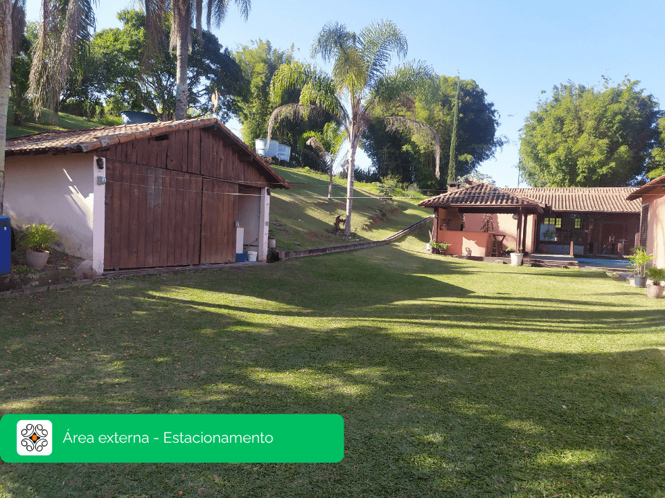 Área externa com gramado e estacionamento no Recanto Cravo e Canela, Itatiaia